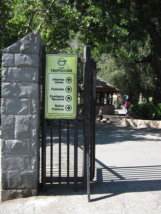 La plaza Caupolic�n con la placa
                          indicadora
