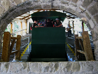 El funicular vertical en la estaci�n de
                          abajo "P�o Nono"