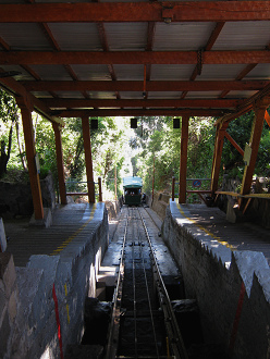 Die Standseilbahn f�hrt wieder abw�rts