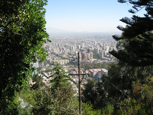 Aussicht auf das Zentrum von Santiago de Chile
                mit seinen vielen Hochh�usern. mit Strommast im
                Vordergrund