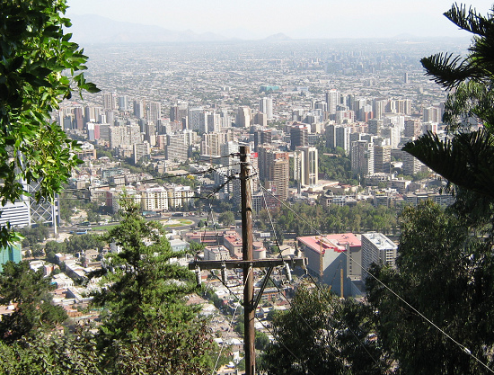 Vista del mirador de la estaci�n de la
                          cumbre al centro de Santiago de Chile con
                          poste el�ctrico. Se ve tambi�n el parque
                          Baquedano