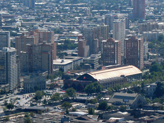 Eso es una estaci�n de trenes no usada
                            en Santiago de Chile. A la izquierda se ve
                            dos puentes sobre el r�o Mapocho. El
                            edificio de la estaci�n es usado hoy como
                            "Centro cultural Mapocho"