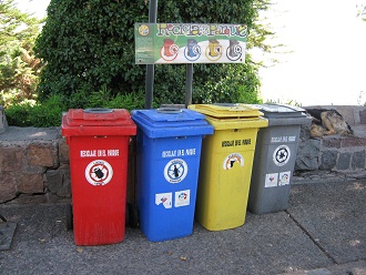 Separaci�n de basura con contenedores,
                          primer plano