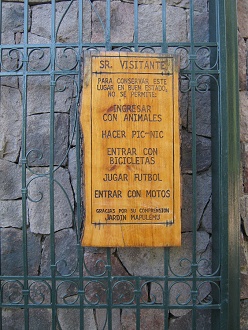 Jard�n Bot�nico "Mapulemu",
                          placa con avisos