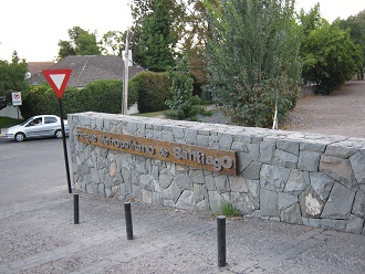 Indicador grande "Parque
                          Metropolitano de Santiago" en la entrada