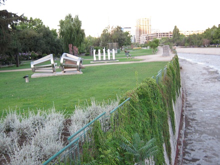 Parque de esculturas cerca del
                                  r�o Mapocho