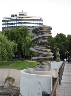 Escultura de platos en el puente