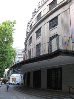 Avenida Valdivia, el teatro oriental