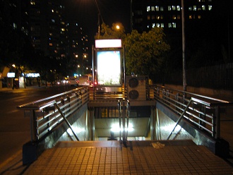 La entrada a la estaci�n del metro
                          Valdivia
