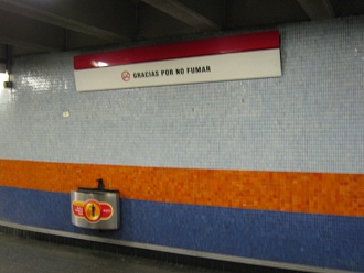 Estaci�n del metro Valdivia, placa con la
                          indicaci�n de la prohibici�n de fumar