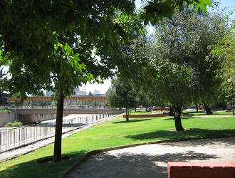 Park und Sicht auf
                                  die Br�cke der Valdivia-Allee