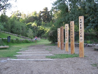Der untere Eingang des Botanischen
                          Gartens Mapulemu mit den S�ulen der f�nf
                          Kontinente