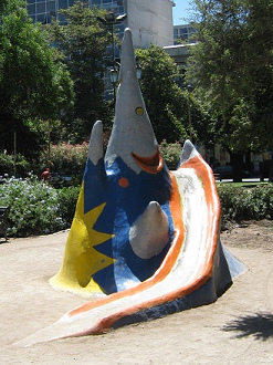 Parque infantil de la plaza
                                      Brasil, tobog�n volc�nico