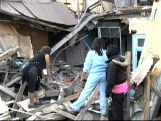 Santiago,
                kleine, durch das Erdbeben in Chile vom 27.2.2010
                zerst�rte Holzh�user [27]