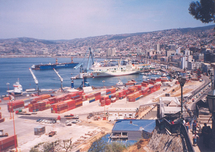 Die Hafenbucht von Valparaiso hat
                der Stadt alle Str�nde und den Zugang zum Meer zerst�rt
                [8]