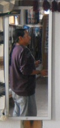 Jos� Cotacachi en el
                                          espejo en la sala