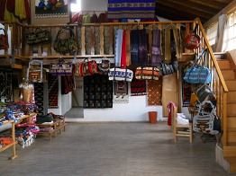 Ausstellungssaal mit Wandteppichen und Taschen 01