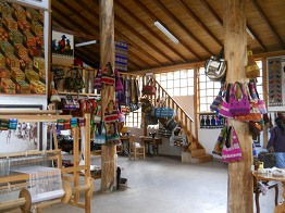 Ausstellungssaal mit Wandteppichen und
                            Taschen 02
