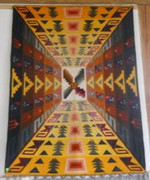 Grosser Wandteppich mit grafischem
                            Design