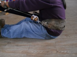 Jos� beim Weben mit einem
                            Boden-Webstuhl 03