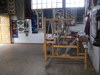 Ein grosser Webstuhl in der Halle von
                            Jos� Cotacachi