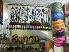 Gorros y un tejido mostrando plantas