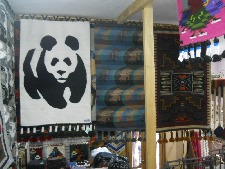 Tejidos mostrando un oso panda (s�mbolo
                            del WWF) y lagartos marrones y celestes