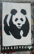 Tejido con un oso panda en negro y
                            blanco (s�mbolo del WWF), primer plano