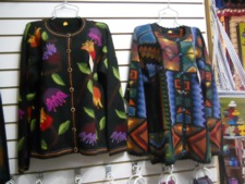 Chompas para damas con dise�os
                              gr�ficos y de flores