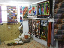 Pared con tejidos y lana cruda
                                    en el rinc�n
