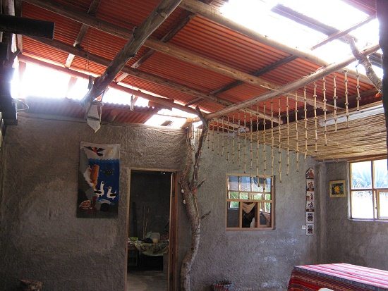Die Stube hat grosse Dachfenster
                          (Oberlichter mit durchsichtigen
                          Welldach-Elementen)