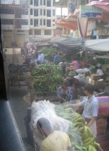 Huaquillas, mercado de calle (05),
                            carro a mano con bananas