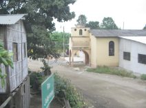 Panamericana en Ecuador del Sur entre Huaquillas y
              Guayaquil, pueblo con iglesia sin pavimento de calle