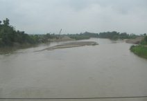 Panamericana en Ecuador del Sur entre
                          Huaquillas y Guayaquil, traves�a de un r�o
                          (02)