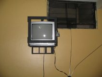 Hostal Berlin, la tele
                                    enrejada