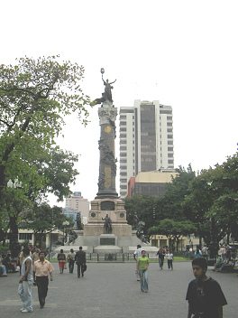 Zentrum von
                          Guayaquil, das Denkmal am Jahrhundertplatz
                          ("Plaza del Centenario") mit der
                          "S�ule der Ber�hmtheiten"
                          ("Columna de los Pr�ceres"),
                          Nahaufnahme