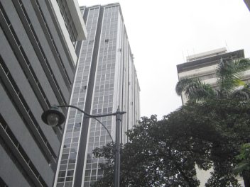 Centro de Guayaquil, Bulevar 9 de
                          Octubre, un rascacielos gigantesco y an�nimo
