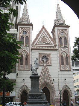 Centro de Guayaquil, una iglesia roja con
                          el monumento Carbo