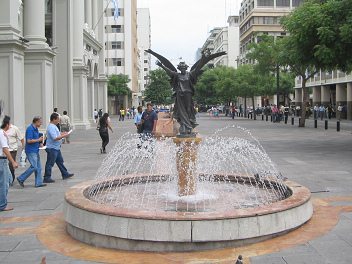 Zentrum von Guayaquil, segnende Engelsfigur mit
              Bew�sserung
