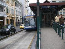 Guayaquil, un metrob�s de la Metrov�a con luces al
              paradero Avenida Boyaca mostrando tambi�n la palabra
              "Metroquil"