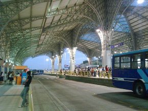 Guayaquil, el terminal
                                    "R�o Daule" del sistema
                                    Metrov�a, vista interior con muchos
                                    andenes [2]