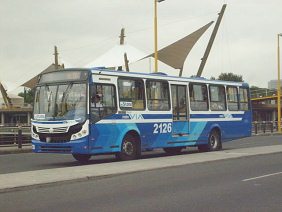 Guayaquil, Metrov�a, un chico metrob�s,
                            vista lateral con rampa plegada [4]