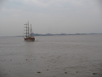Die Romantik des Nachbaus eines
                        Piratenschiffes auf dem ruhigen Guayas-Fluss bei
                        Guayaquil ist kaum zu �berbieten