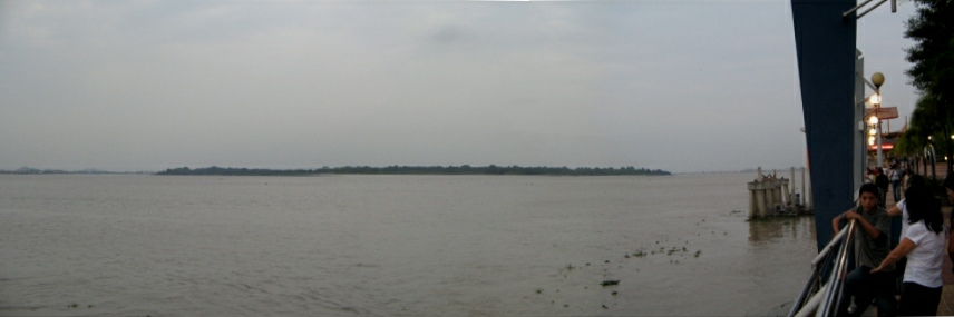 Das
                      Uferpanorama von Guayaquil am "Malec�n
                      2000" am Guayas-Fluss, Panoramafoto