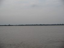 Das Uferpanorama von Guayaquil am
                        "Malec�n 2000" am Guayas-Fluss (02)