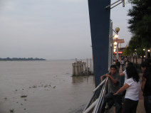 Das Uferpanorama von Guayaquil am
                        "Malec�n 2000" am Guayas-Fluss (04)