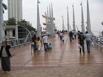 Die Flusspromenade am Guayas-Fluss ist abwechselnd in
              Betonstein und in Holzbr�cken angelegt.