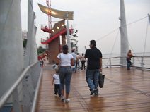 Guayaquil, Promenade 2000, Holzbr�cke mit
                        Aussichtsturm