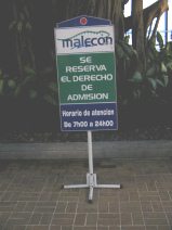 Guayaquil, Promenade 2000, Tafel mit den
                        �ffnungszeiten von 7 bis 24 Uhr
