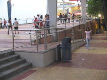 Guayaquil, Promenade 2000, Rollstuhlrampe
                        mit Gel�nder, perfekt